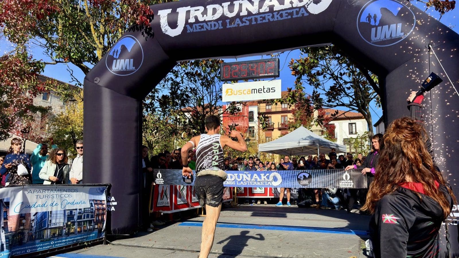 Runner crossing the finish line in Orduña