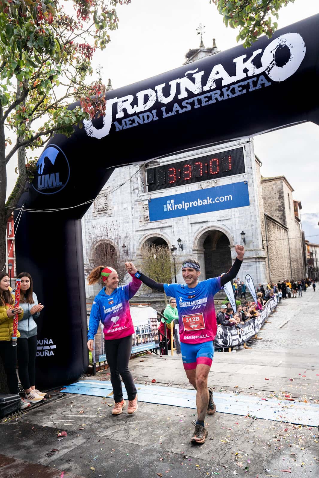 Pareja de relevos cruzando la meta en la Urduñako Mendi Lasterketa